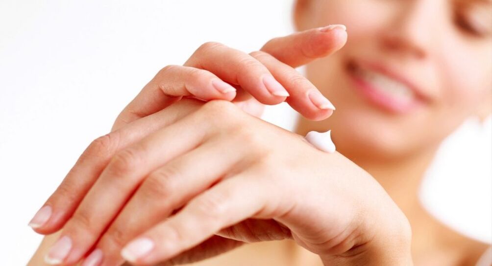 application de crème pour les mains pour rajeunir la peau