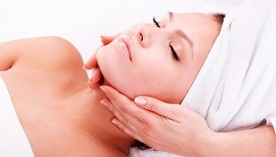 massage pour le rajeunissement de la peau à la maison